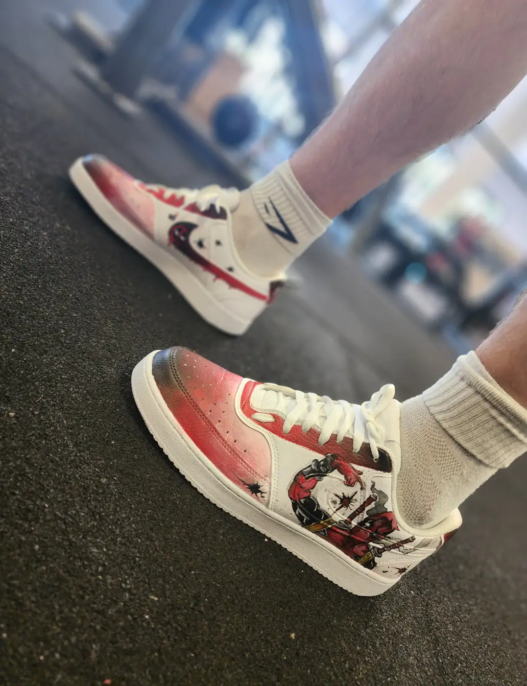 Sneakers Deadpool - personnalisation professionnelle